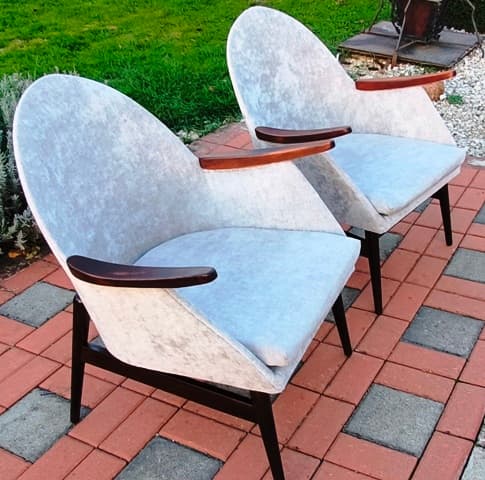 Retro kreslá škrupiny – Dve dizajnové retro kreslá tzv. škrupiny po celkovej renovácii. Farba čalunenia svetlo šedá.