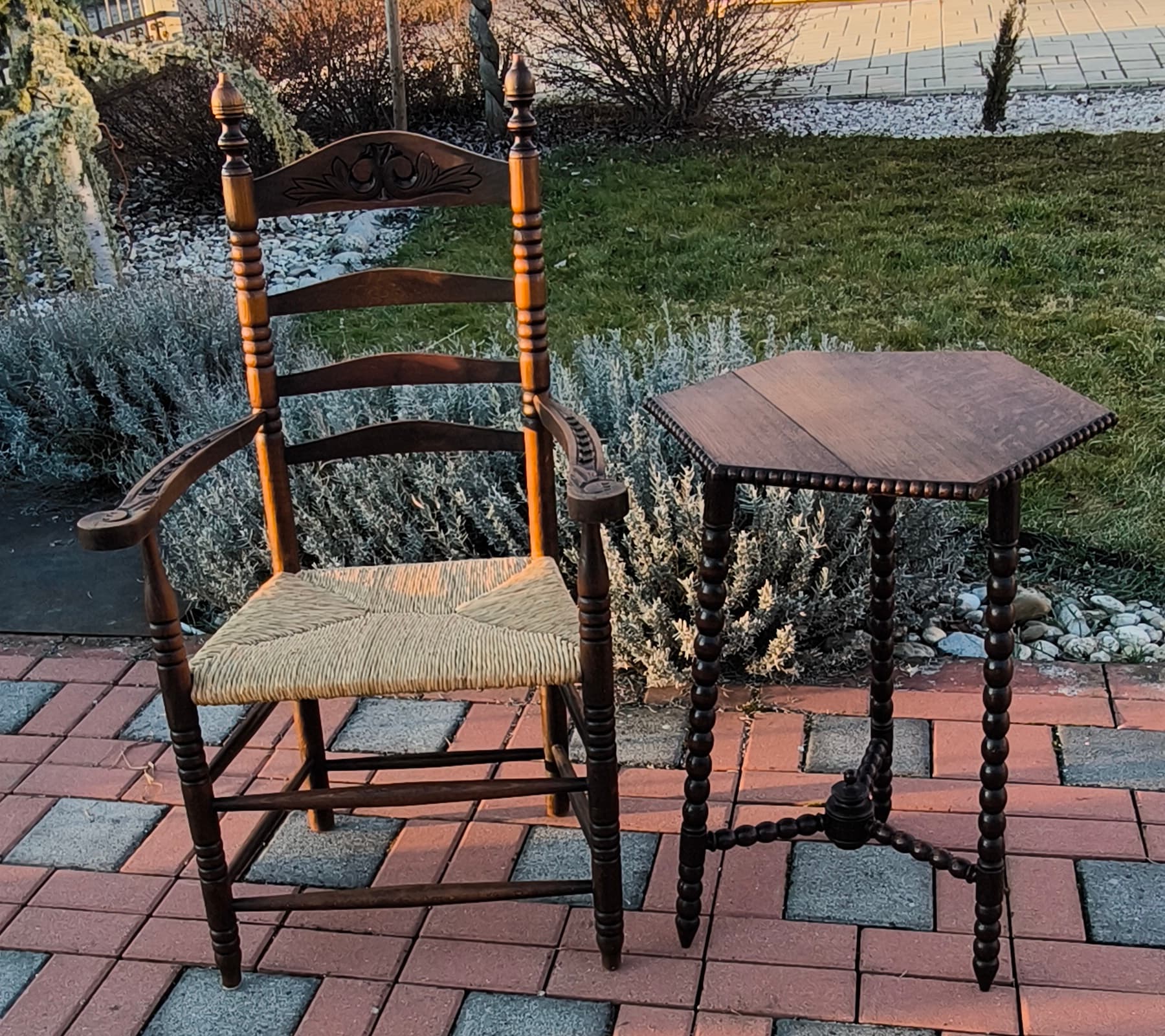 Starožitný set – Set starožitná stolička stolík v dobrom pôvodnom stave.