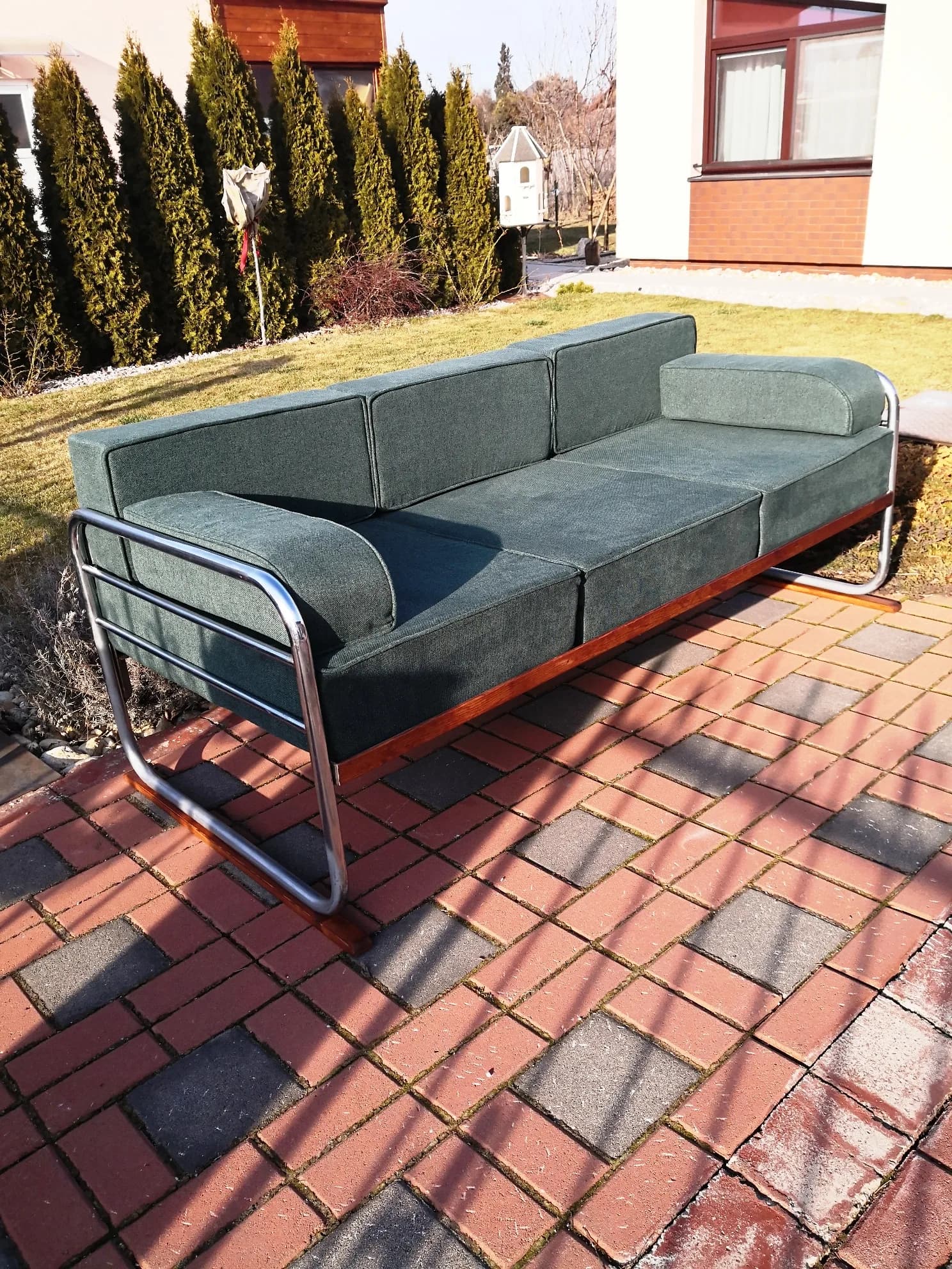 Funkcionalistický gauč – zrenovovaná Bauhaus pohovka s chrómovou konštrukciou