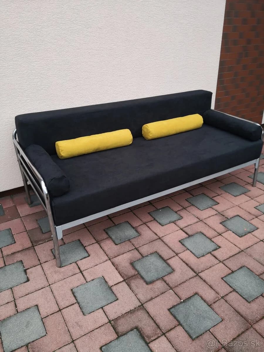 Gauč funkcionalizmus – zrenovovaná Bauhaus pohovka s chrómovou konštrukciou