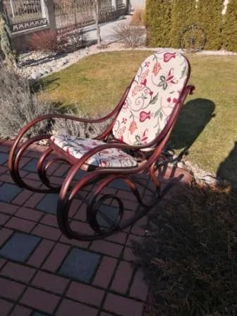 Hojdacie kreslo Thonet – zrenovované ikonické hojdacie kreslo s ohýbaným drevom