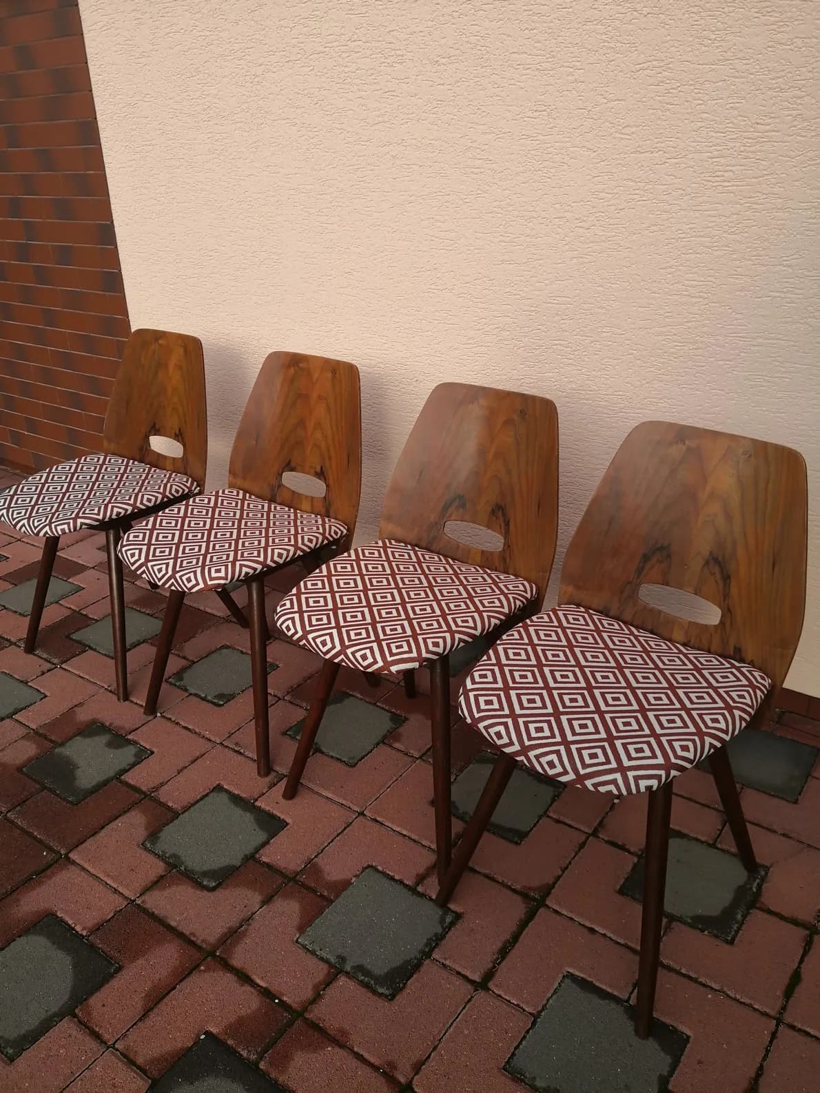 Retro stoličky Tatra Pravenec – zrenovované stoličky od dizajnéra Františka Jiráka