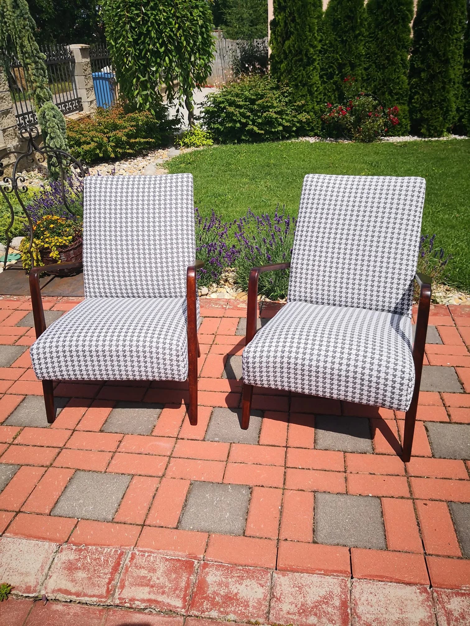 Retro kreslá po renovácii – zrenovované československé retro kreslá s čalúnením pepito