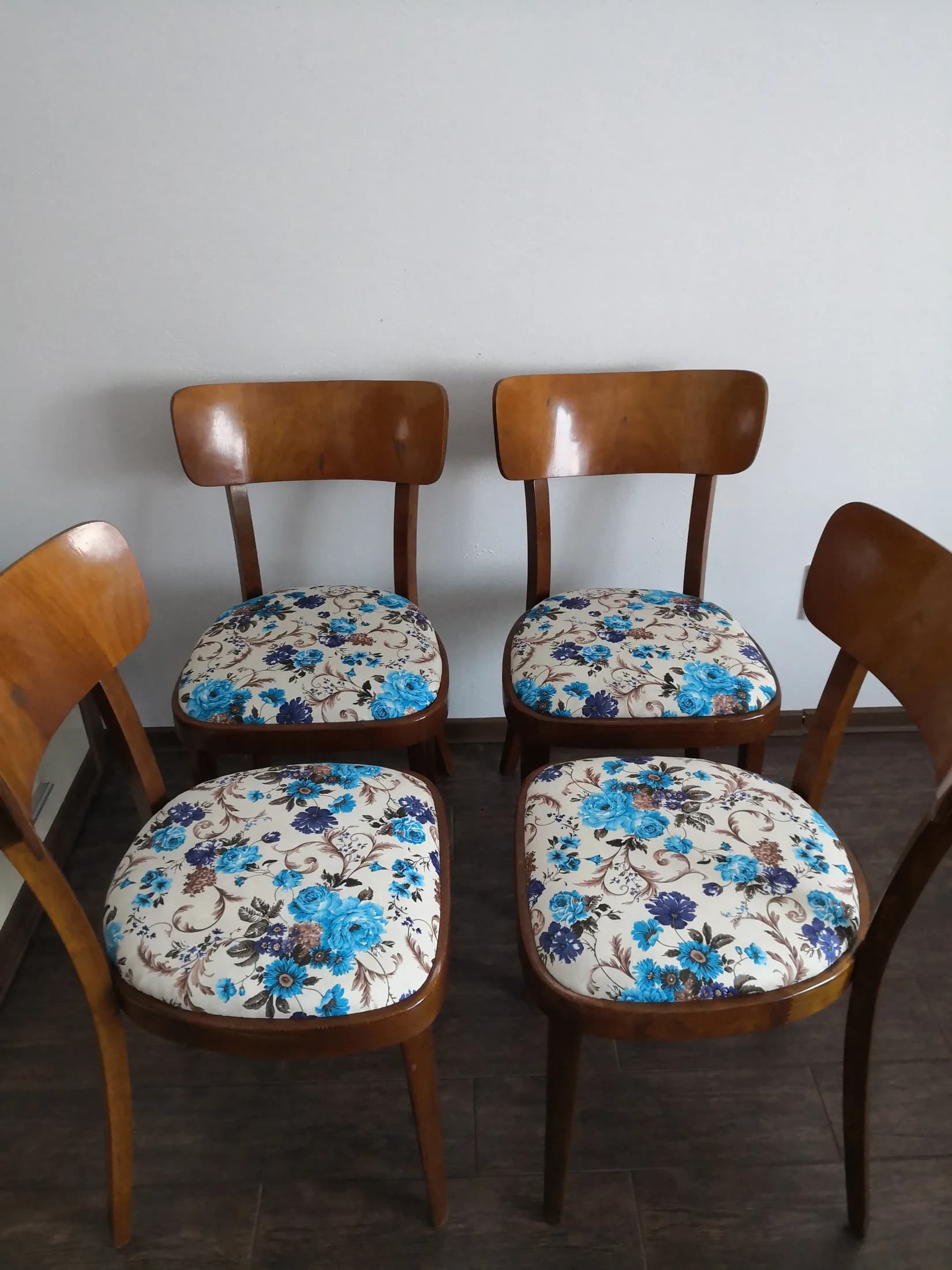 Vintage stoličky Tatra – zrenovované retro stoličky s kvetinovým čalúnením